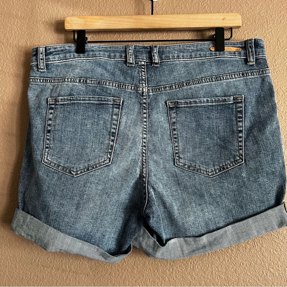Caslon Boyfriend Jean Shorts with Cuffed Hems and Embroidered Sides Size 32 - Picture 5 of 8